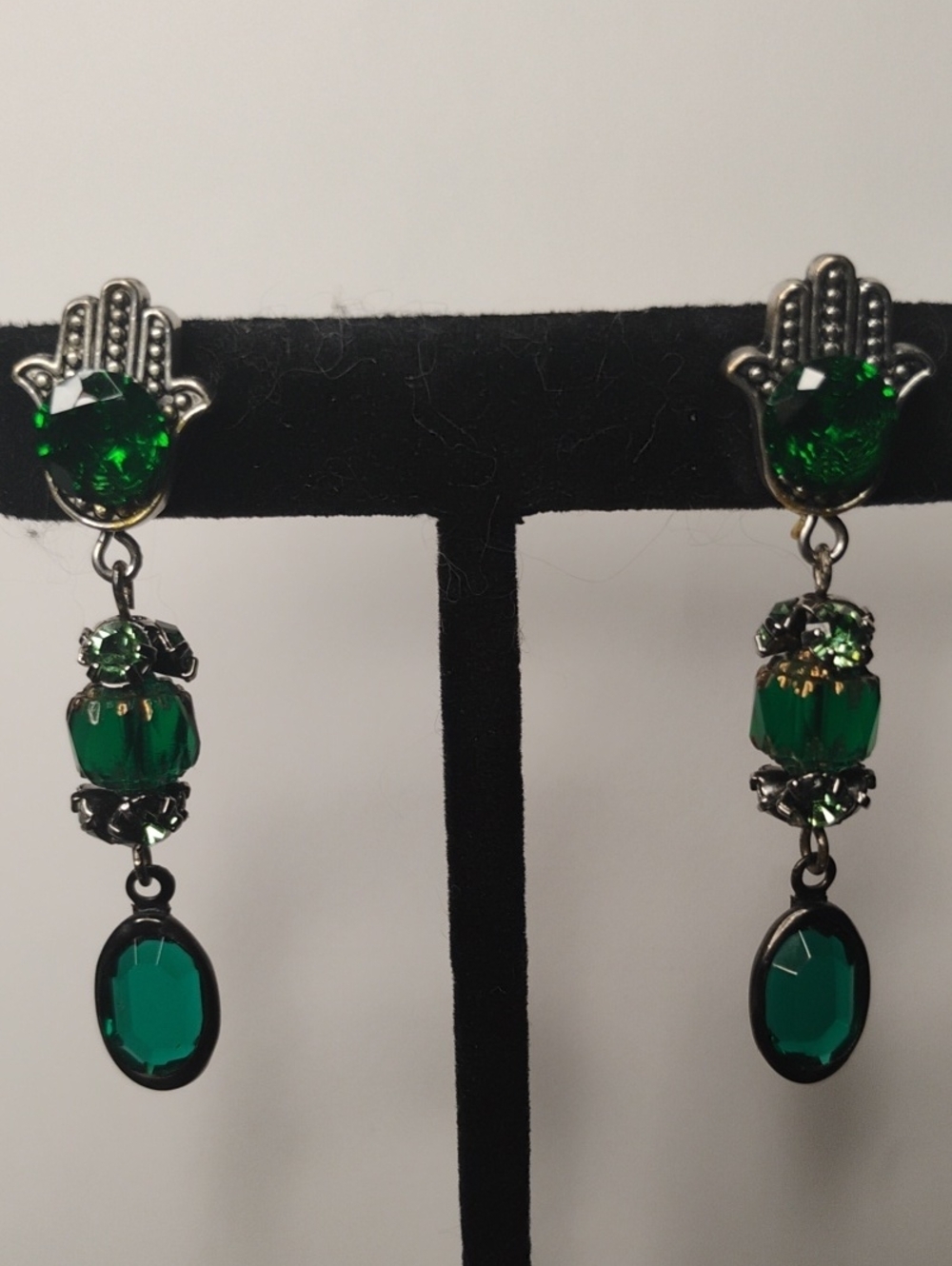 🌿🔮✨ 𝐇𝐚𝐧𝐝𝐦𝐚𝐝𝐞 𝐆𝐫𝐞𝐞𝐧 𝐇𝐚𝐦𝐬𝐚 𝐂𝐡𝐚𝐧𝐝𝐞𝐥𝐢𝐞𝐫 Earrings